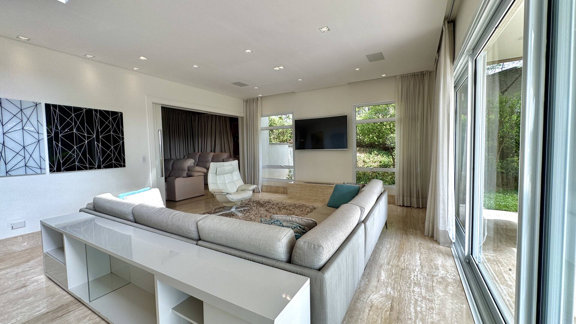 Casa Mobiliada com 4 Suítes, Cinema e Área Gourmet Completa em Alphaville