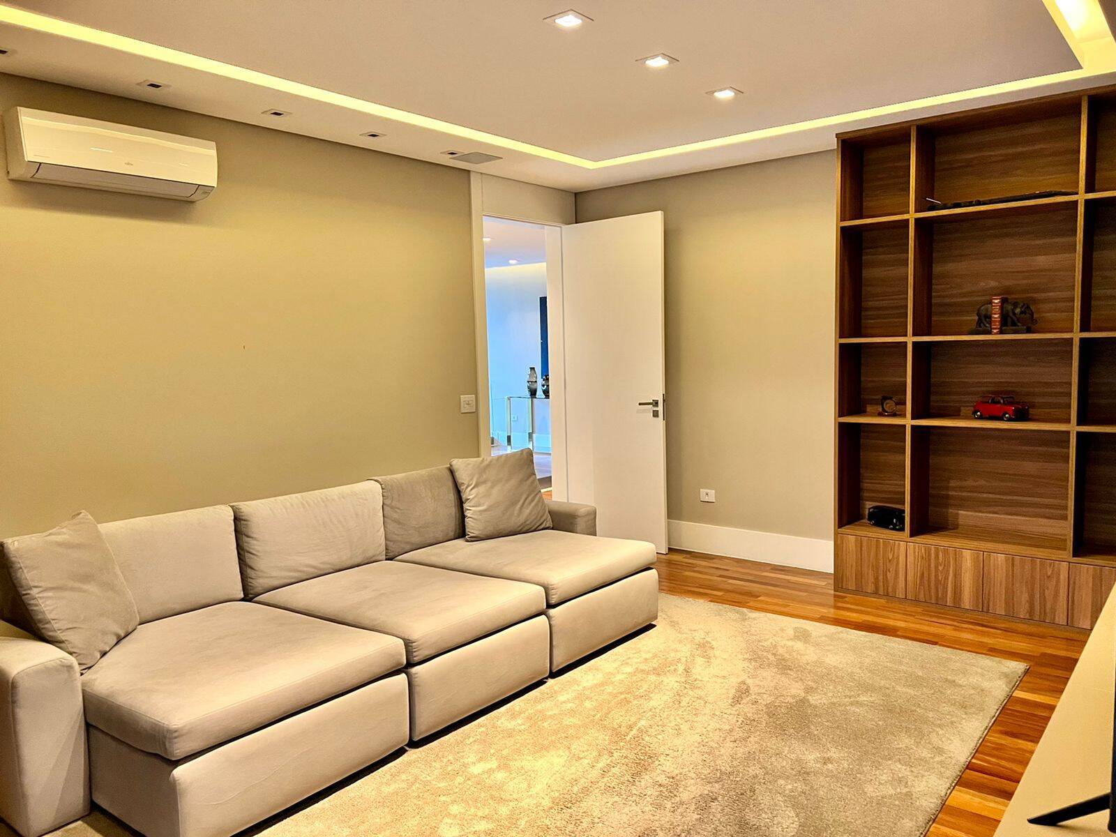 Casa com 5 suítes, elevador e lazer completo à venda em Alphaville