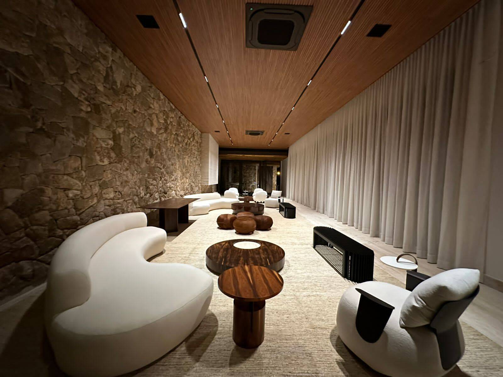 Residência Contemporânea com 2.431m², 4 Suítes, Lazer Completo e Alta Tecnologia