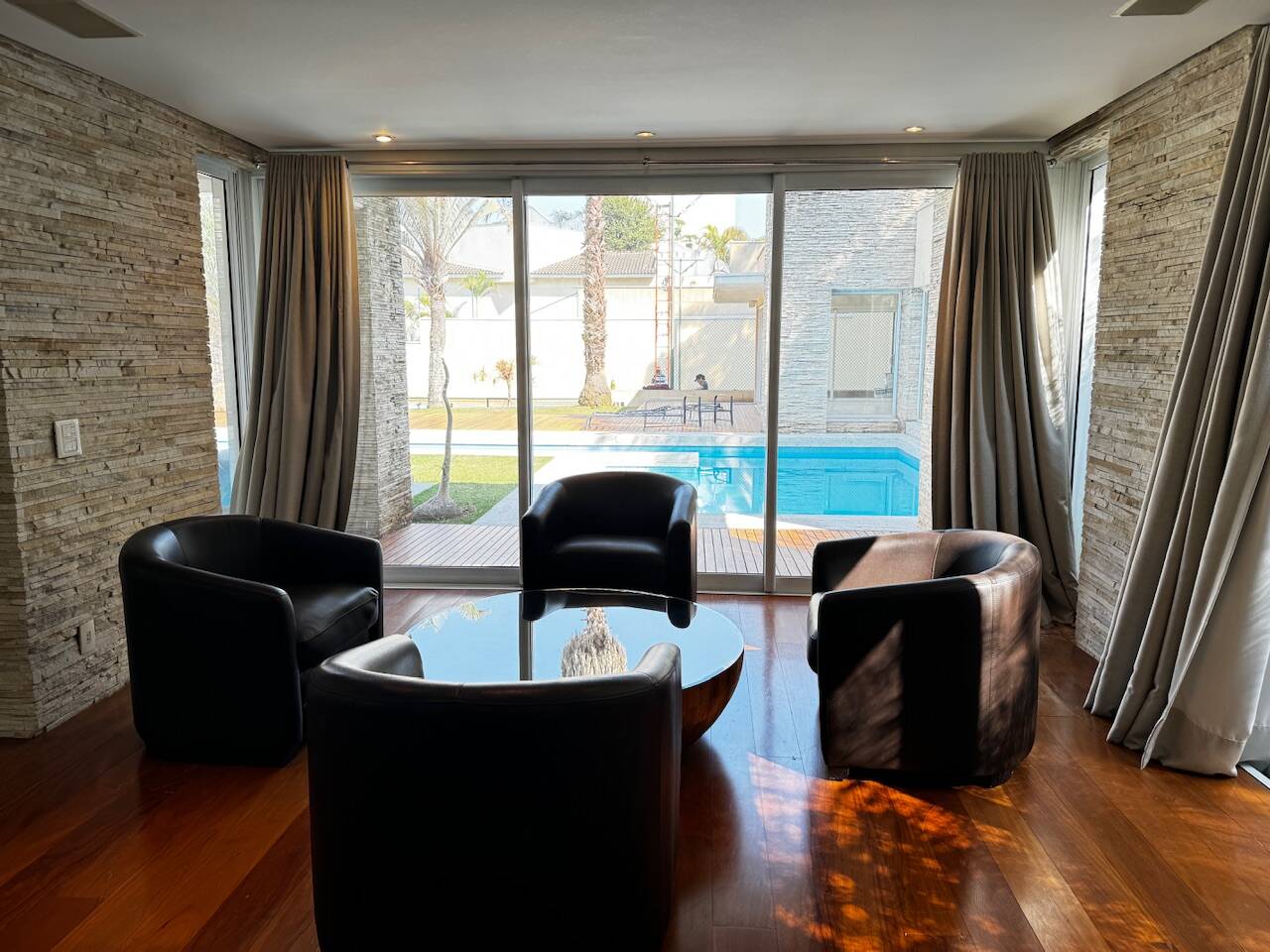 Casa de Alto Padrão Mobiliada com 4 Suítes, Quadra de Tênis Oficial e Lazer Completo em Alphaville