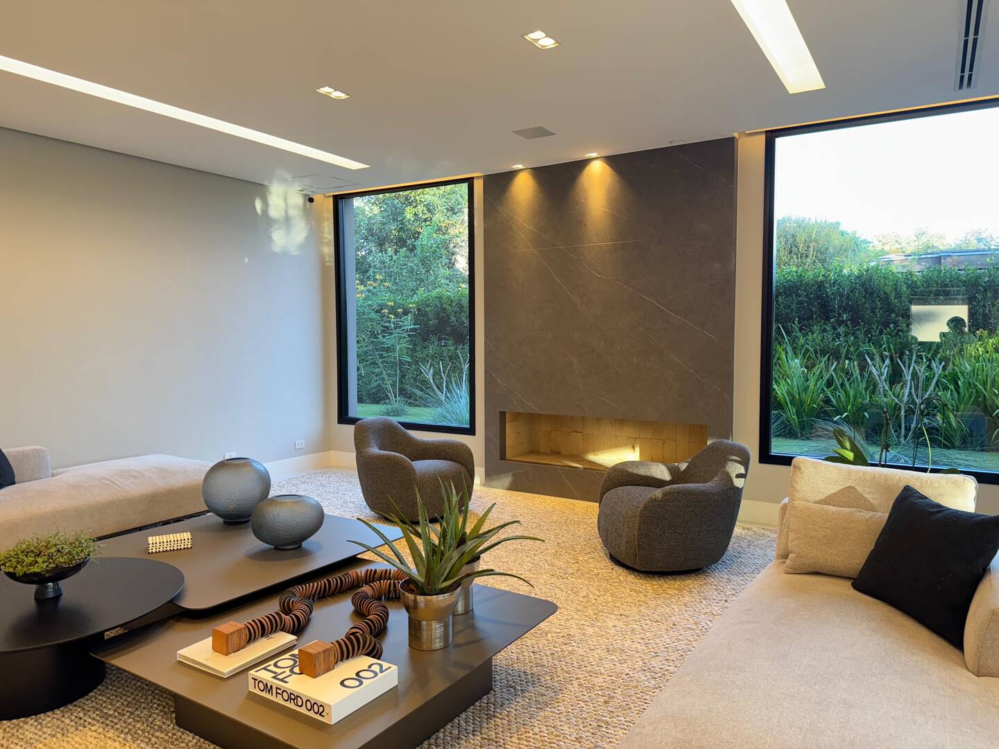 Casa com projeto de Breno Santiago e lazer completo no Haras Guancan