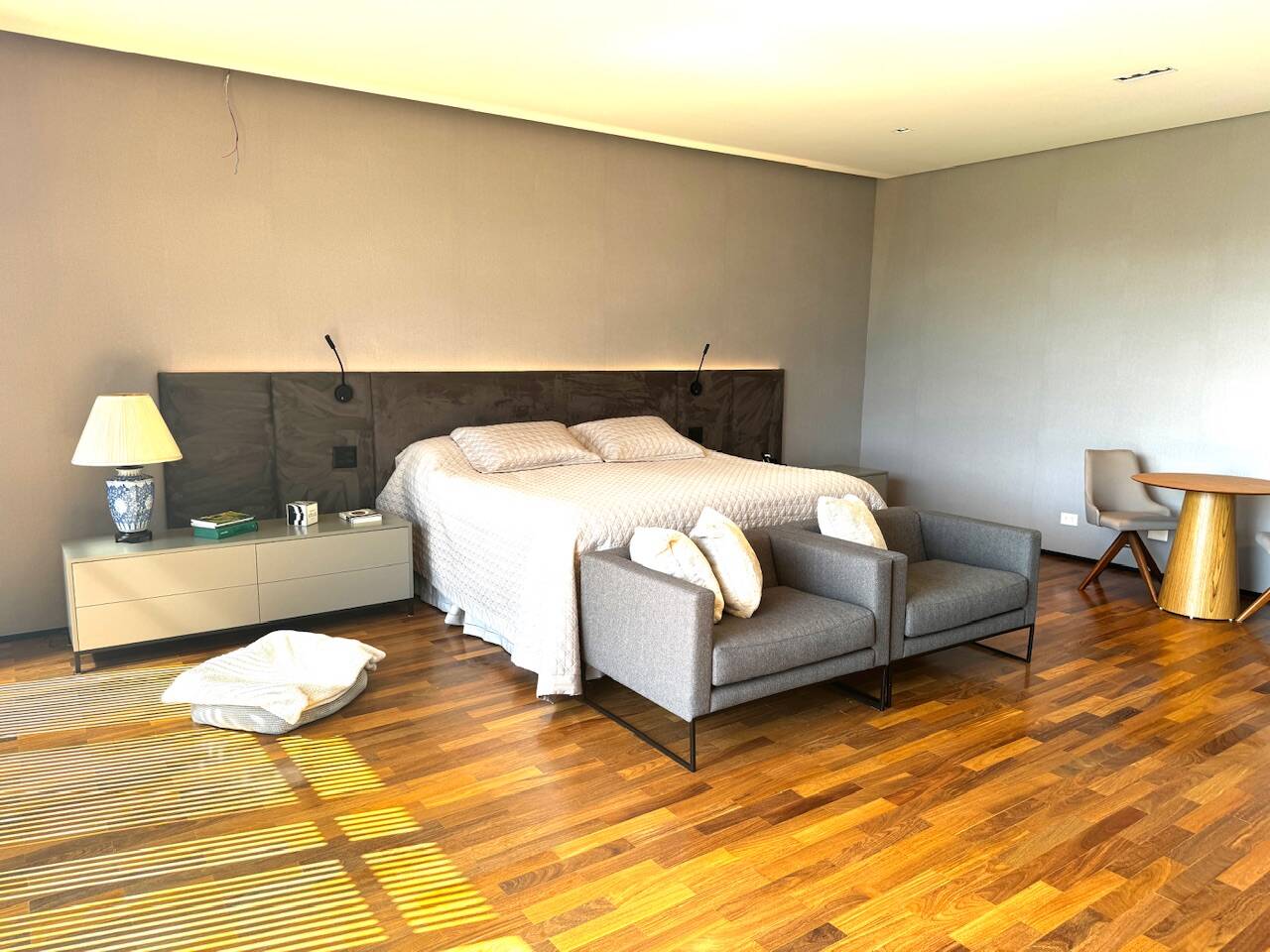 Casa recém-construída à venda no Alphaville Residencial 1 com 4 suítes e automação