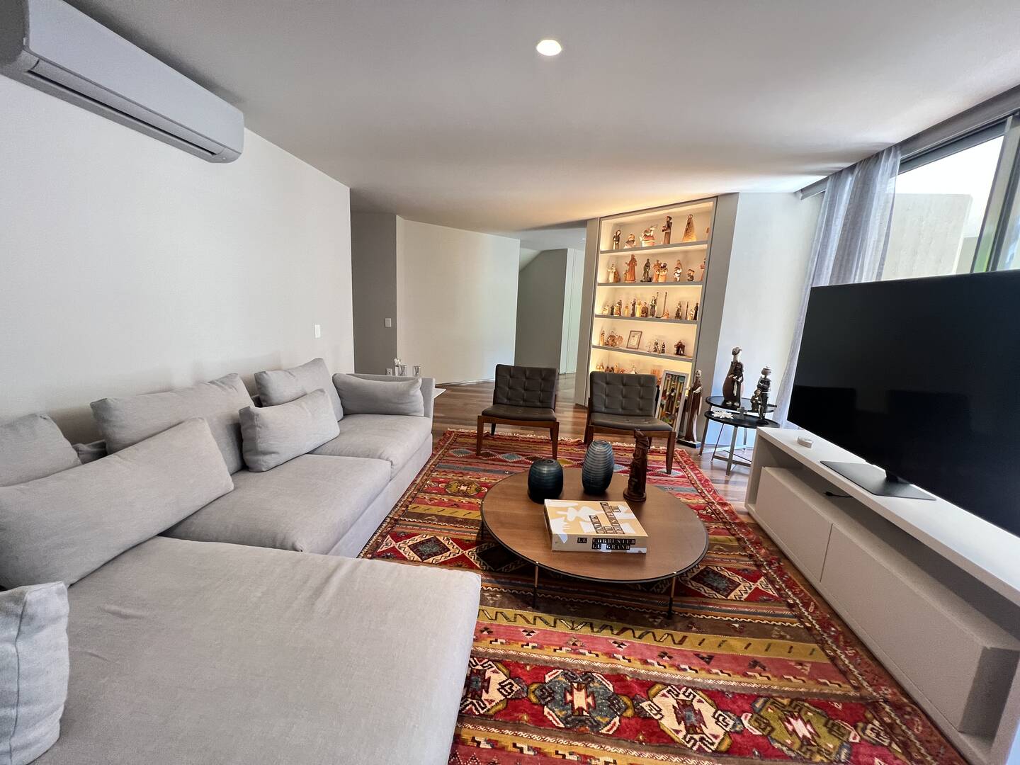 Residência autoral de David Bastos com piscina natural e design brasileiro