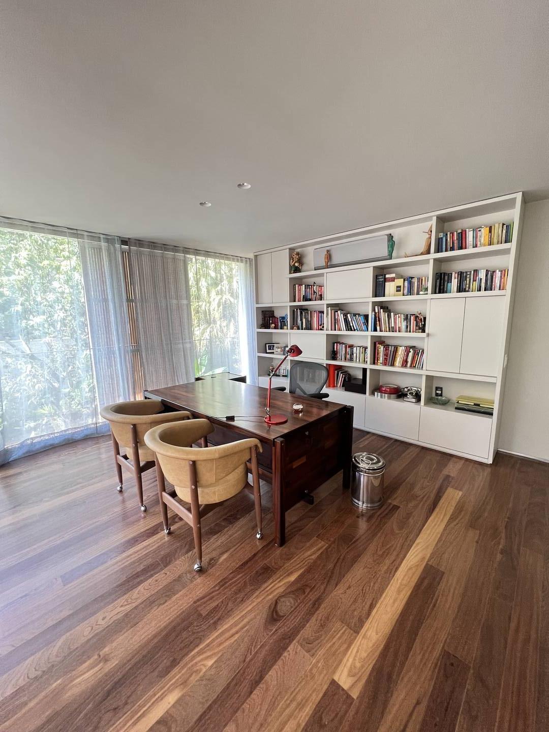 Residência autoral de David Bastos com piscina natural e design brasileiro