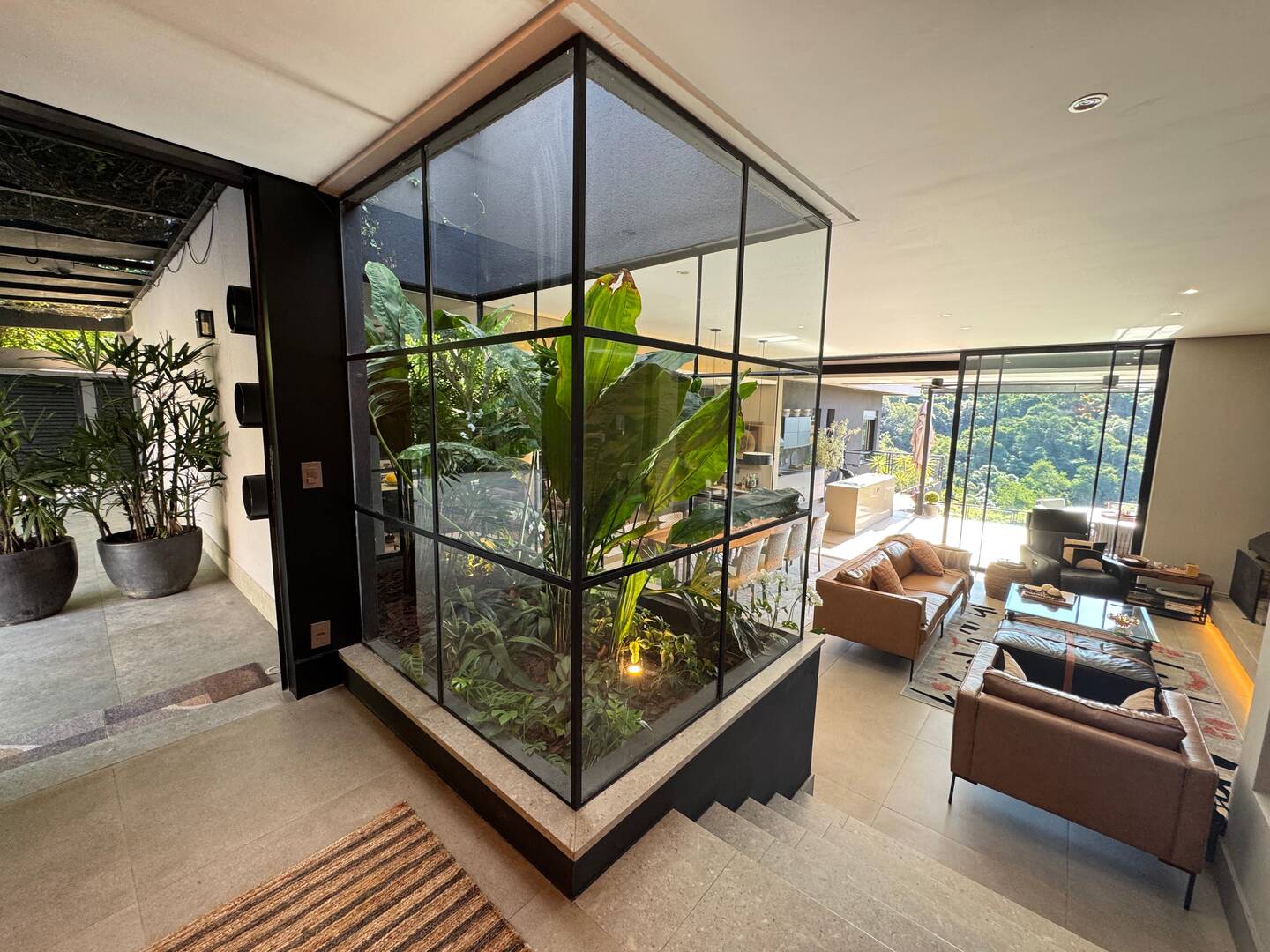 Casa contemporânea com vista para o lago e mata preservada no Gênesis 2