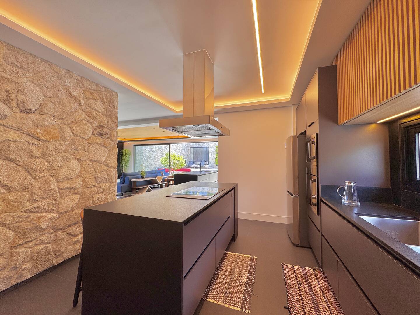 Casa nova e mobiliada à venda no Villa Solaia com 4 suítes e lazer completo