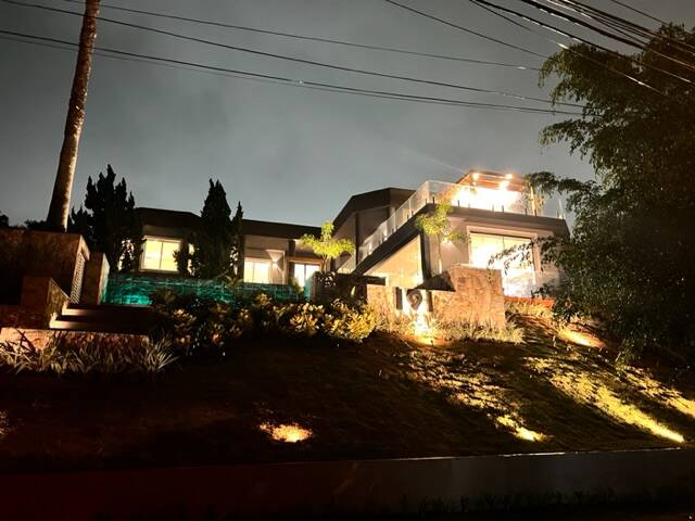 Residência com projeto de Flávia Brandão e 6 suítes no Tamboré 1