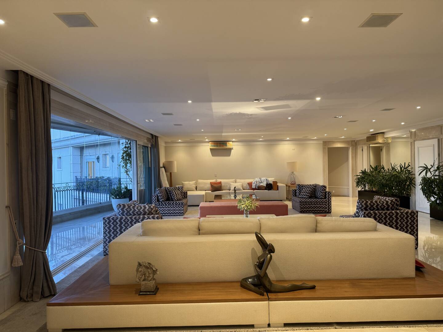Cobertura duplex à venda em São Paulo com 1.170 m², 4 suítes, piscina privativa e 10 vagas
