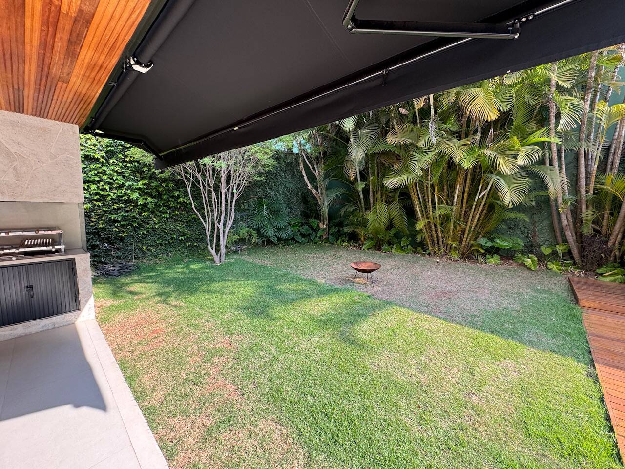 Casa totalmente reformada e mobiliada à venda no Alphaville Residencial 1 com 4 suítes