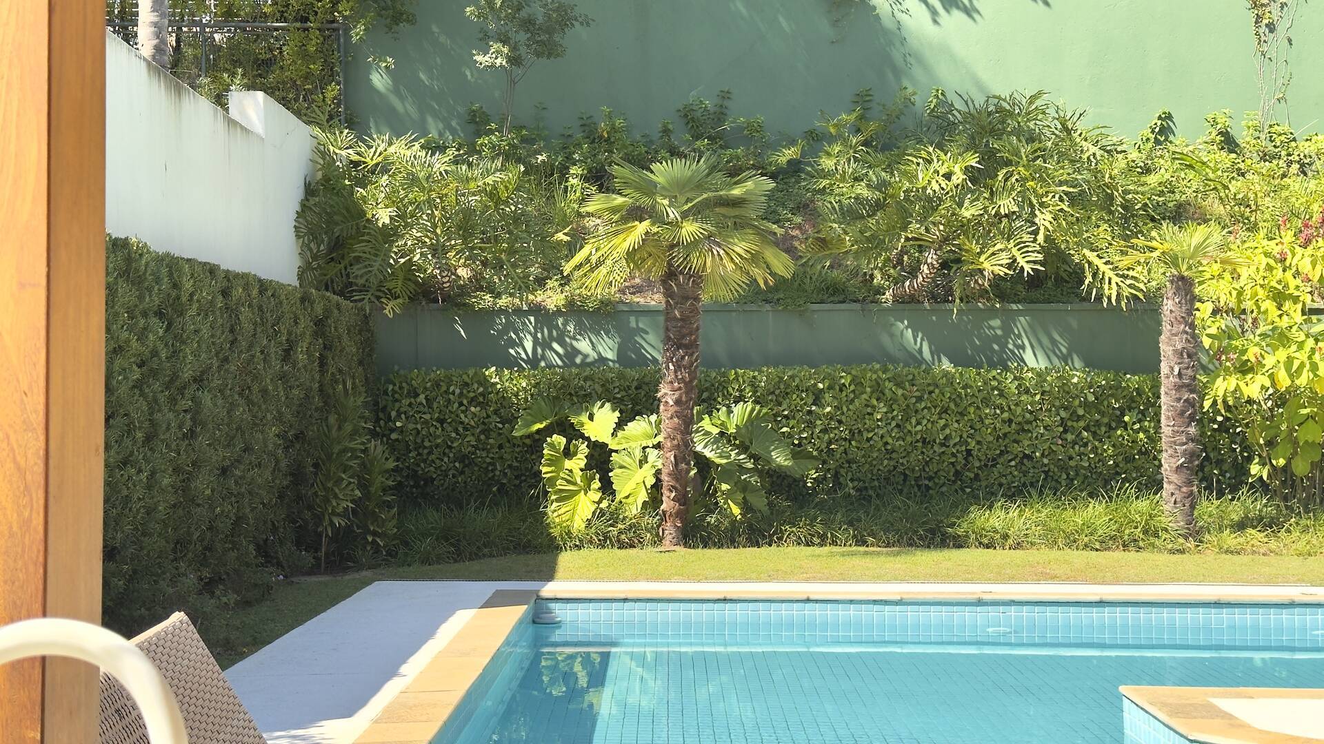 Casa com amplo terreno e excelente potencial de retrofit à venda em Alphaville