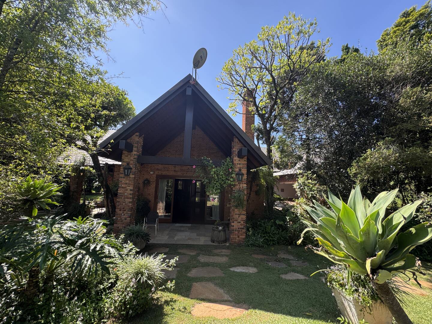 Casa de arquitetura assinada por Sidônio Porto no Tamboré 1