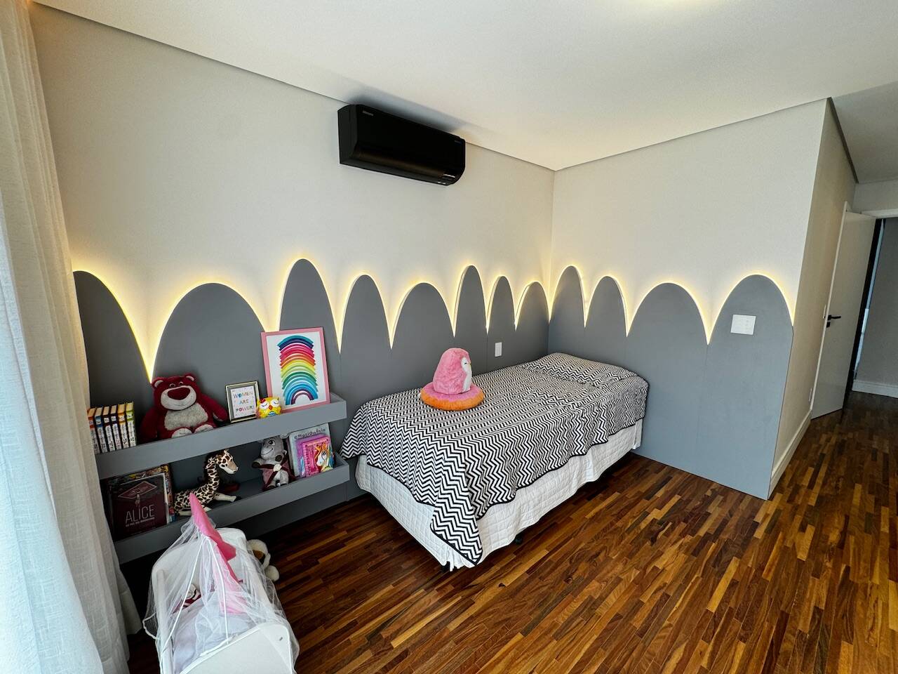 Casa Contemporânea à Venda em Alphaville com 5 Suítes, Spa e Piscina Aquecida