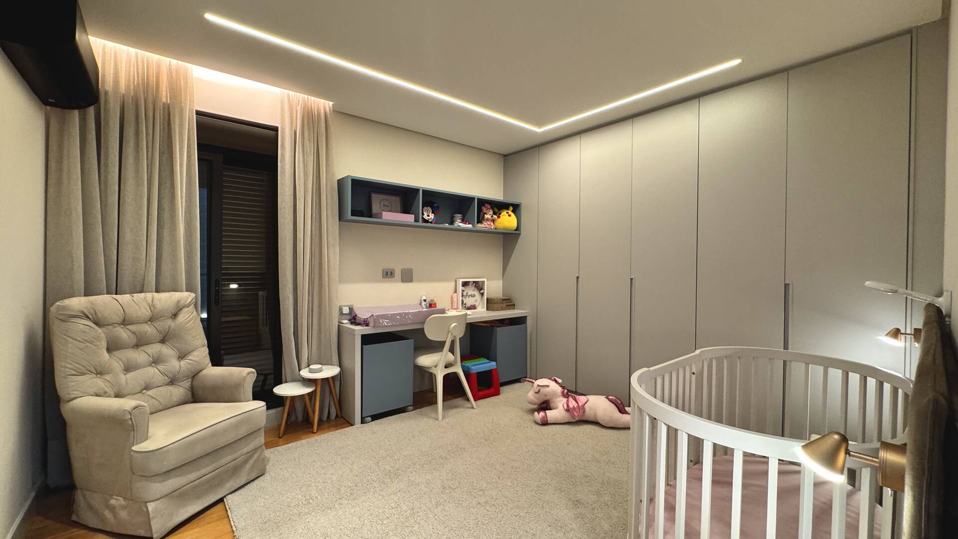 Casa com retrofit completo, 4 suítes e mobiliário assinado à venda em Alphaville