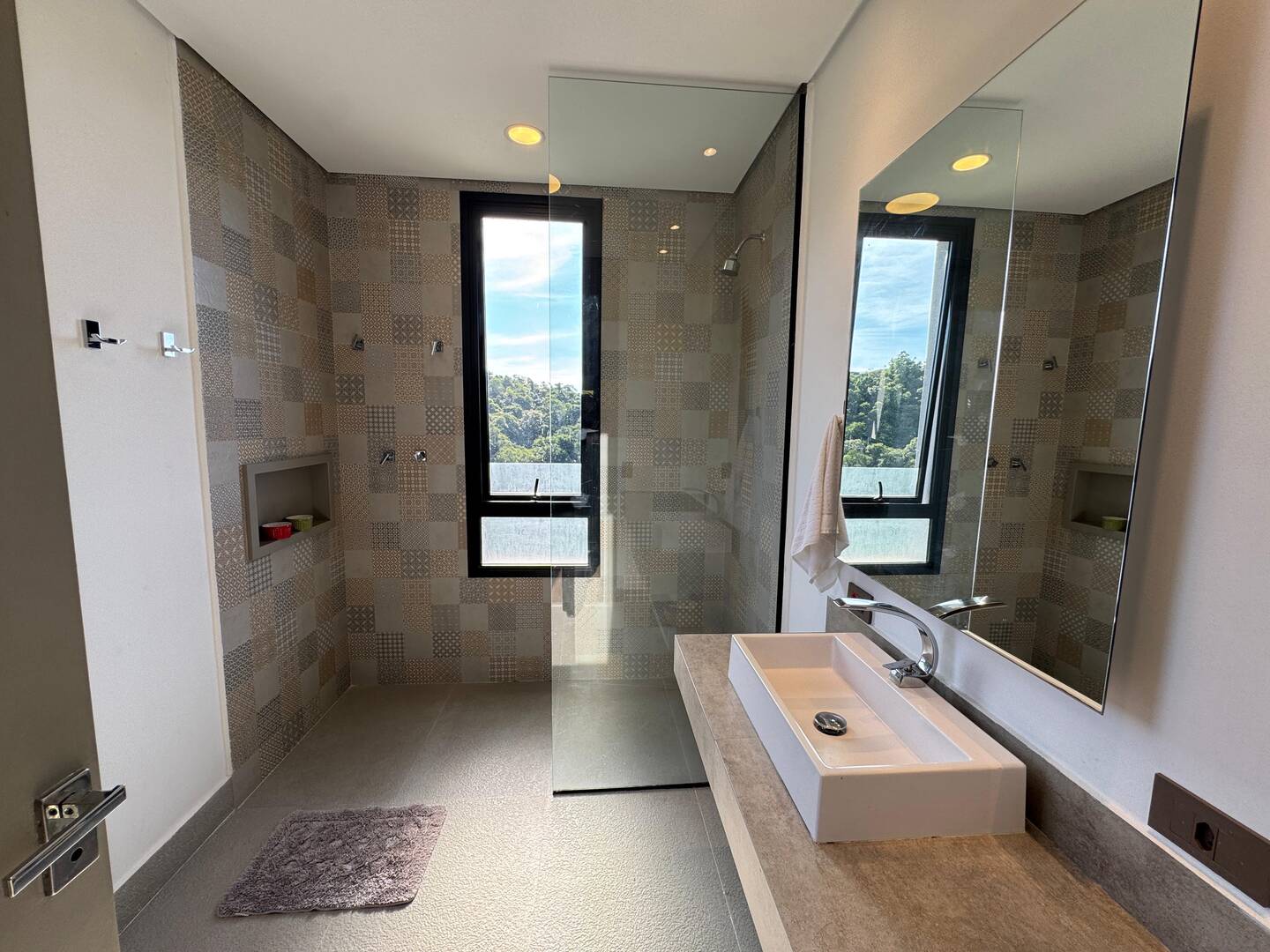Casa contemporânea com vista para o lago e mata preservada no Gênesis 2