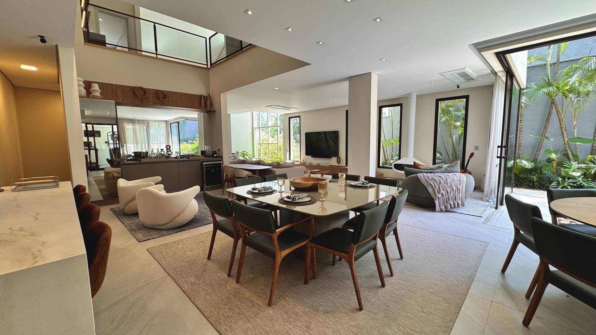 Casa com retrofit completo, 4 suítes e mobiliário assinado à venda em Alphaville