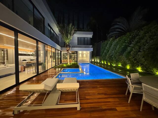 Casa à venda com 1.469 m², 6 suítes, rooftop e cinema privativo em Alphaville