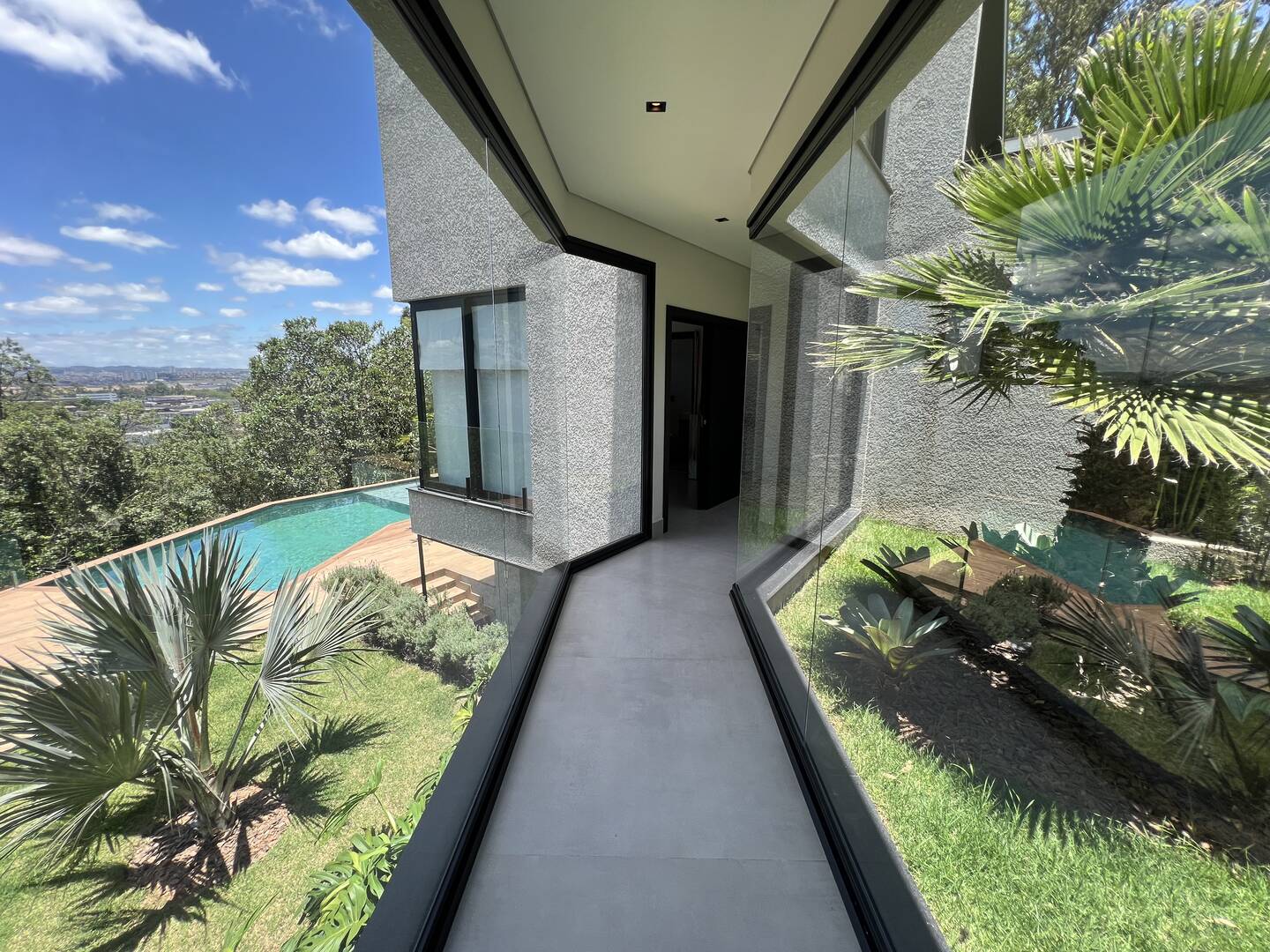 Casa Contemporânea na Esquina Mais Alta de Alphaville com 4 Suítes e Projeto de Expansão