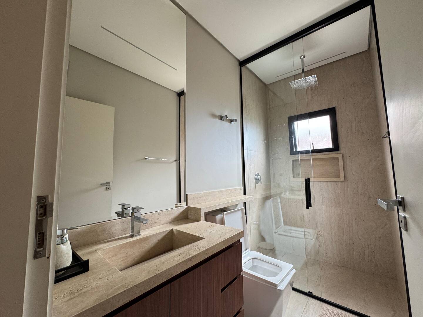 Casa mobiliada à venda no Gênesis 2 com 3 suítes, automação e adega climatizada