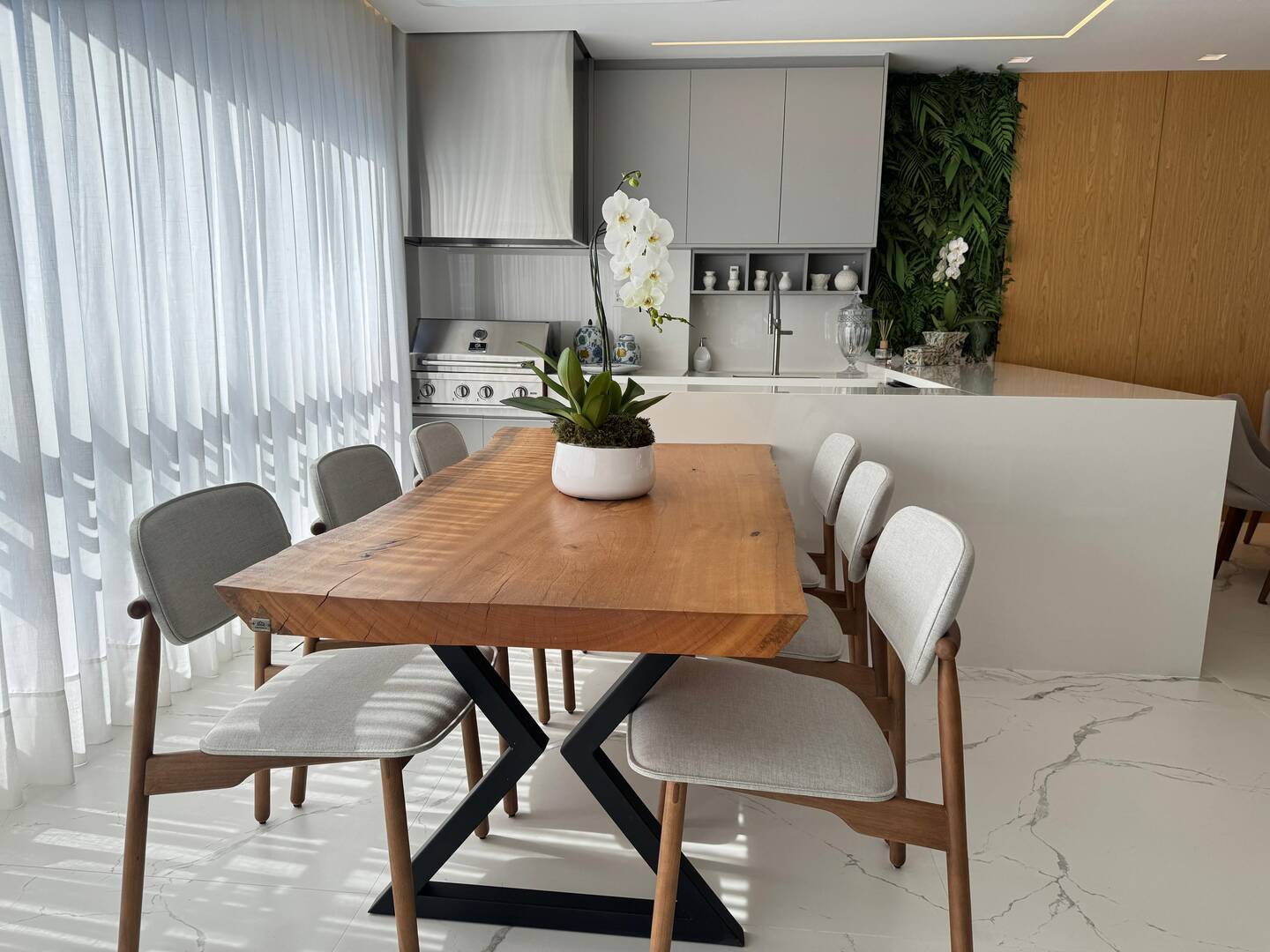 Apartamento mobiliado no ATRIA Alphaville com 3 suítes e automação completa