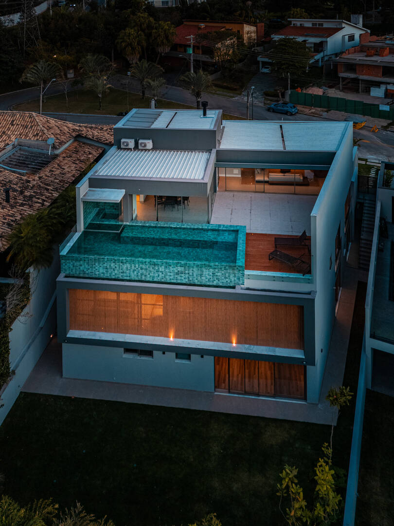 Casa porteira fechada à venda em Alphaville | 5 suítes, rooftop e mobiliada