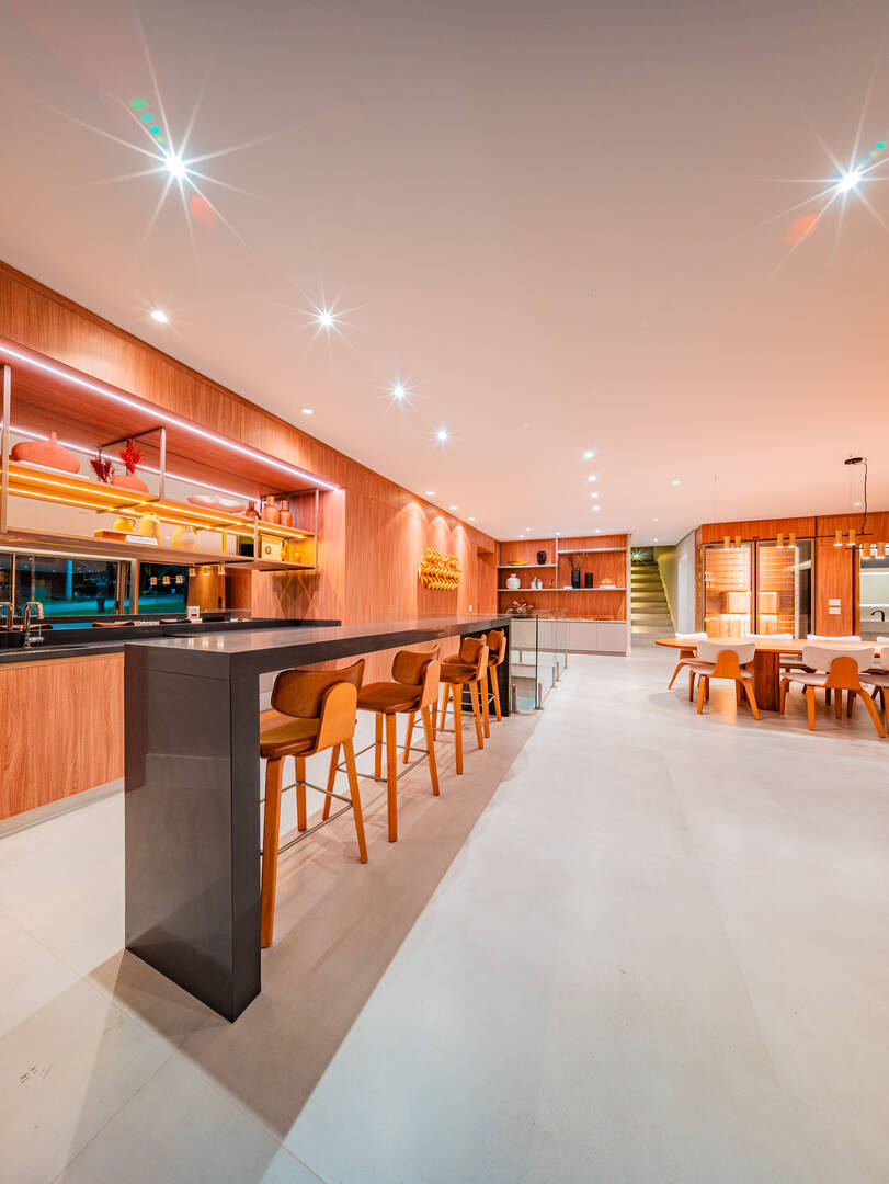 Casa porteira fechada à venda em Alphaville | 5 suítes, rooftop e mobiliada