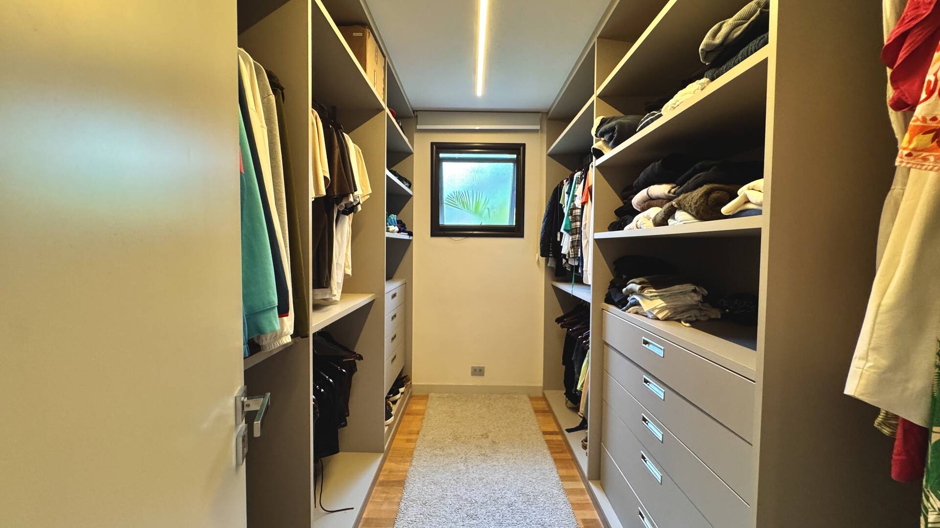 Casa com retrofit completo, 4 suítes e mobiliário assinado à venda em Alphaville
