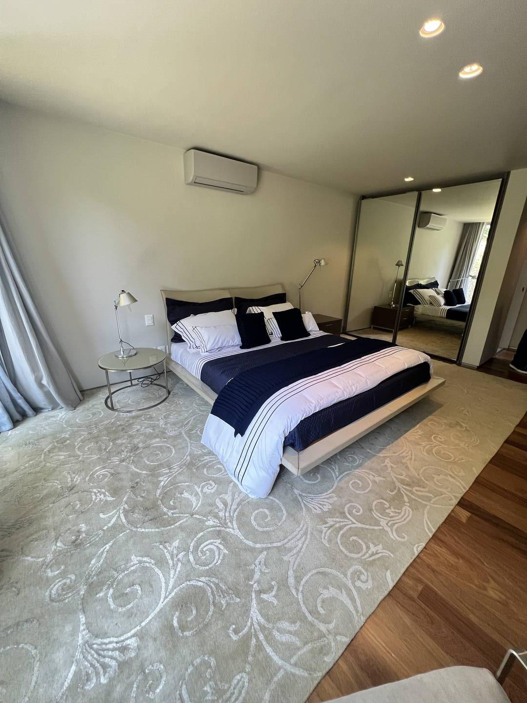 Residência autoral de David Bastos com piscina natural e design brasileiro