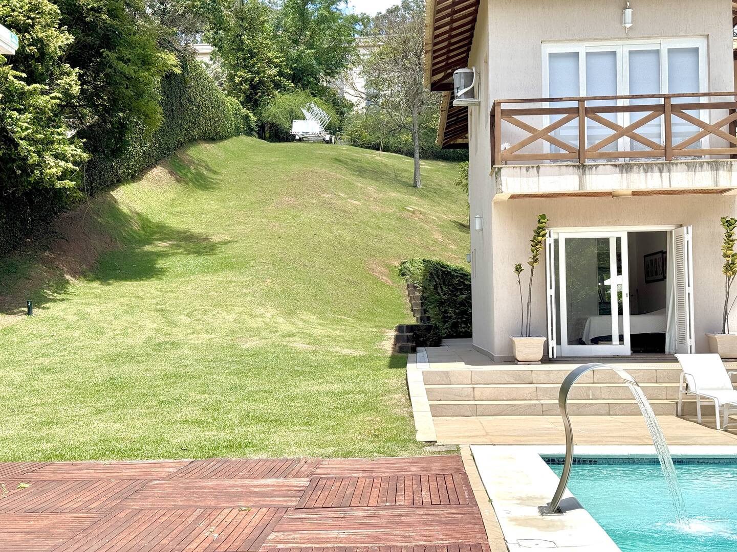 Casa à Venda no Tamboré 1 com 4.000 m², Vista Permanente e Estilo Casa de Campo