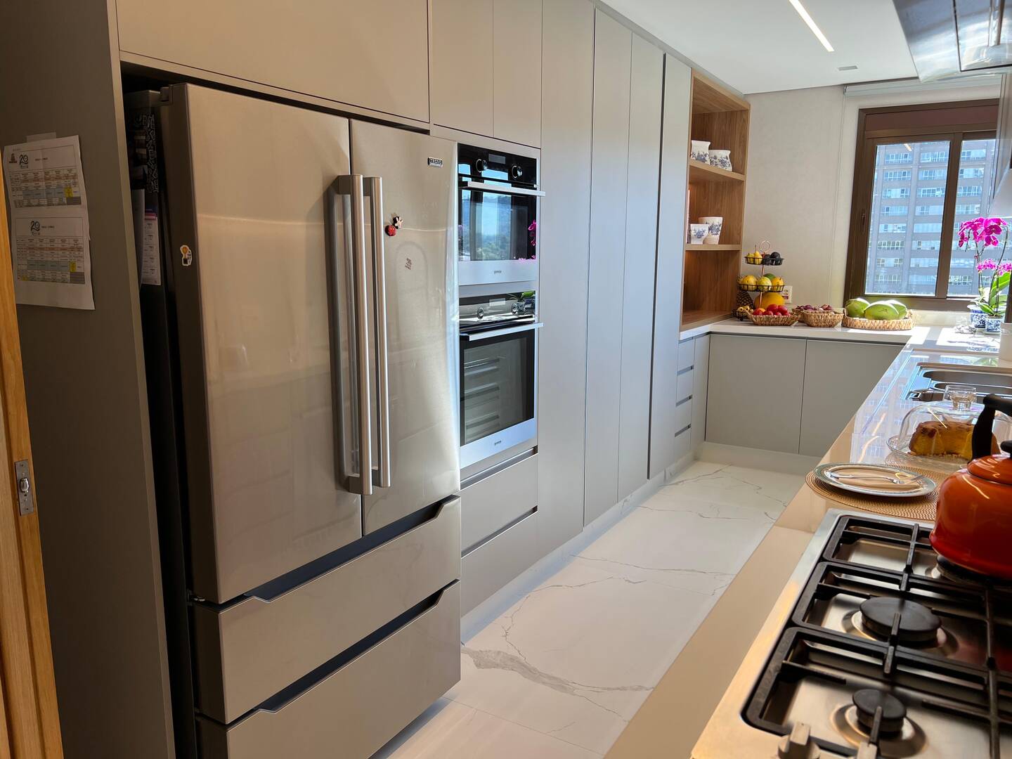 Apartamento mobiliado no ATRIA Alphaville com 3 suítes e automação completa