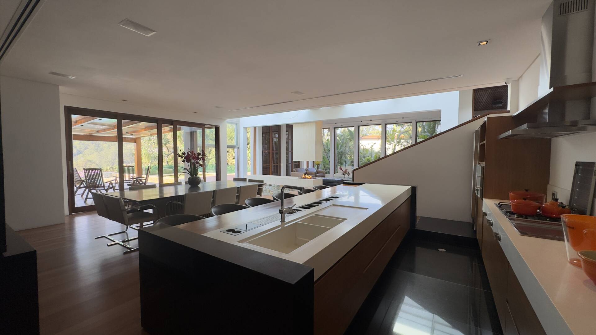 Casa Contemporânea com Vista Permanente, Piscina com Raia e Projeto Autoral em Alphaville