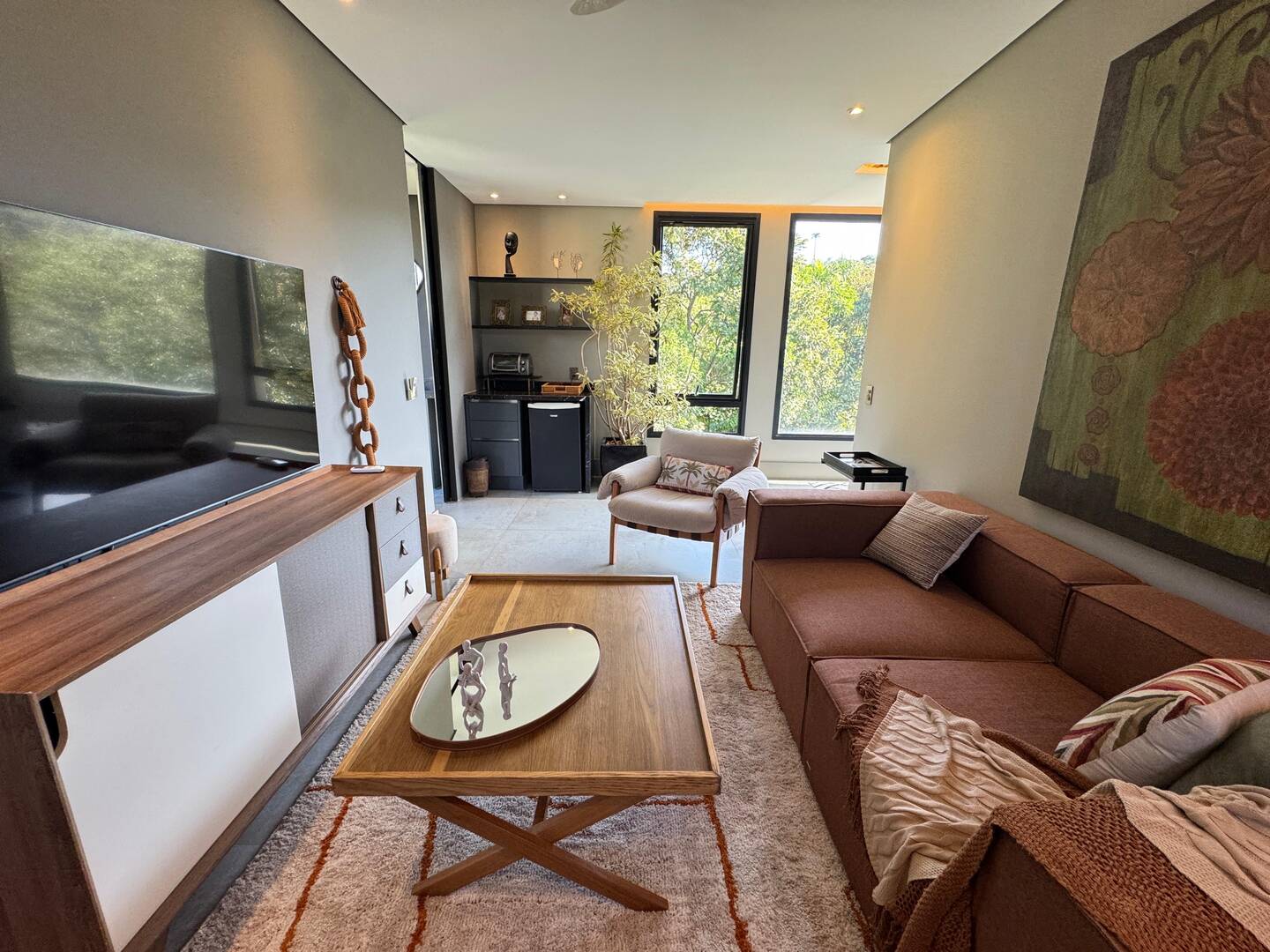 Casa contemporânea com vista para o lago e mata preservada no Gênesis 2