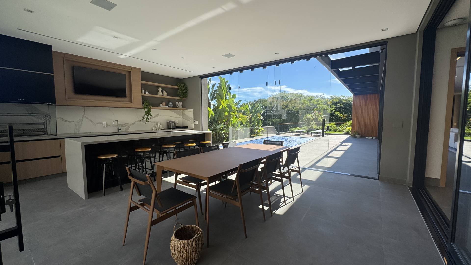 Casa à venda no Tamboré 10 com vista permanente para a mata e amplo terreno