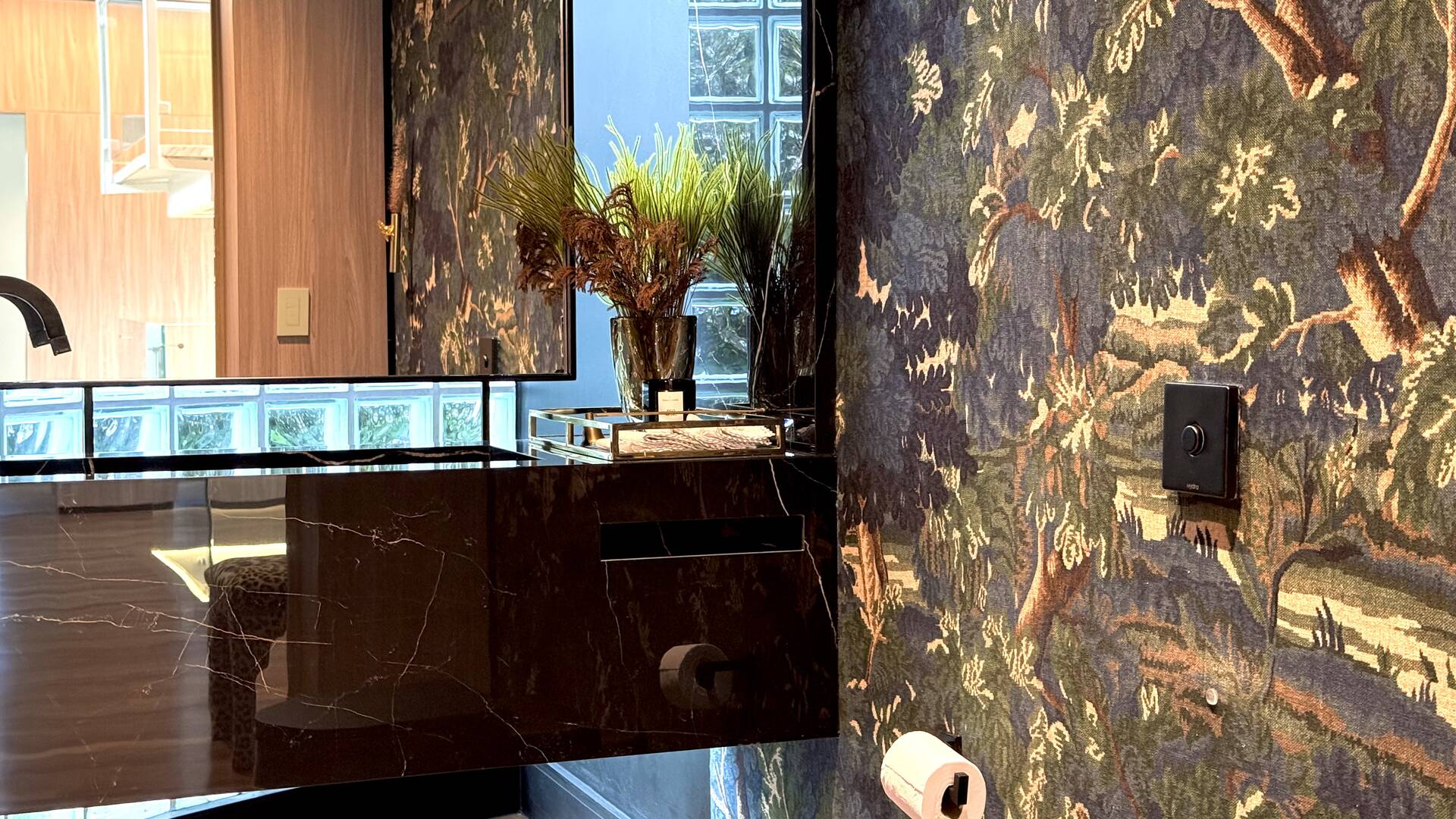 Casa Contemporânea no Tamboré 1 com 3.167 m² de Terreno e Vista Permanente para a Mata