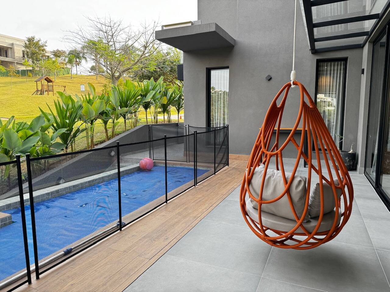 Casa Contemporânea à Venda em Alphaville com 5 Suítes, Spa e Piscina Aquecida