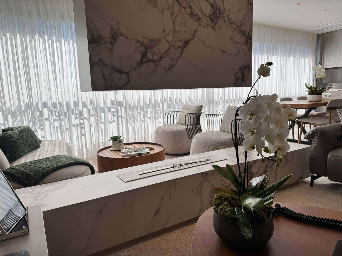 Apartamento mobiliado no ATRIA Alphaville com 3 suítes e automação completa