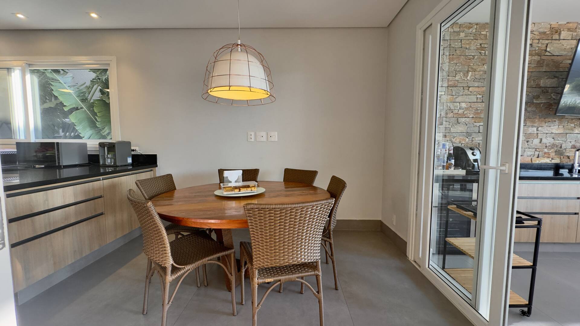 Casa à venda no Tamboré 10 com 4 suítes, área gourmet integrada e 539 m²