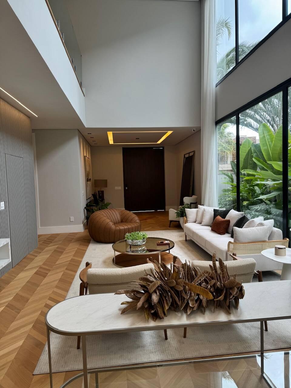 Casa de Alto Padrão com Elevador e Área Gourmet Integrada em Alphaville
