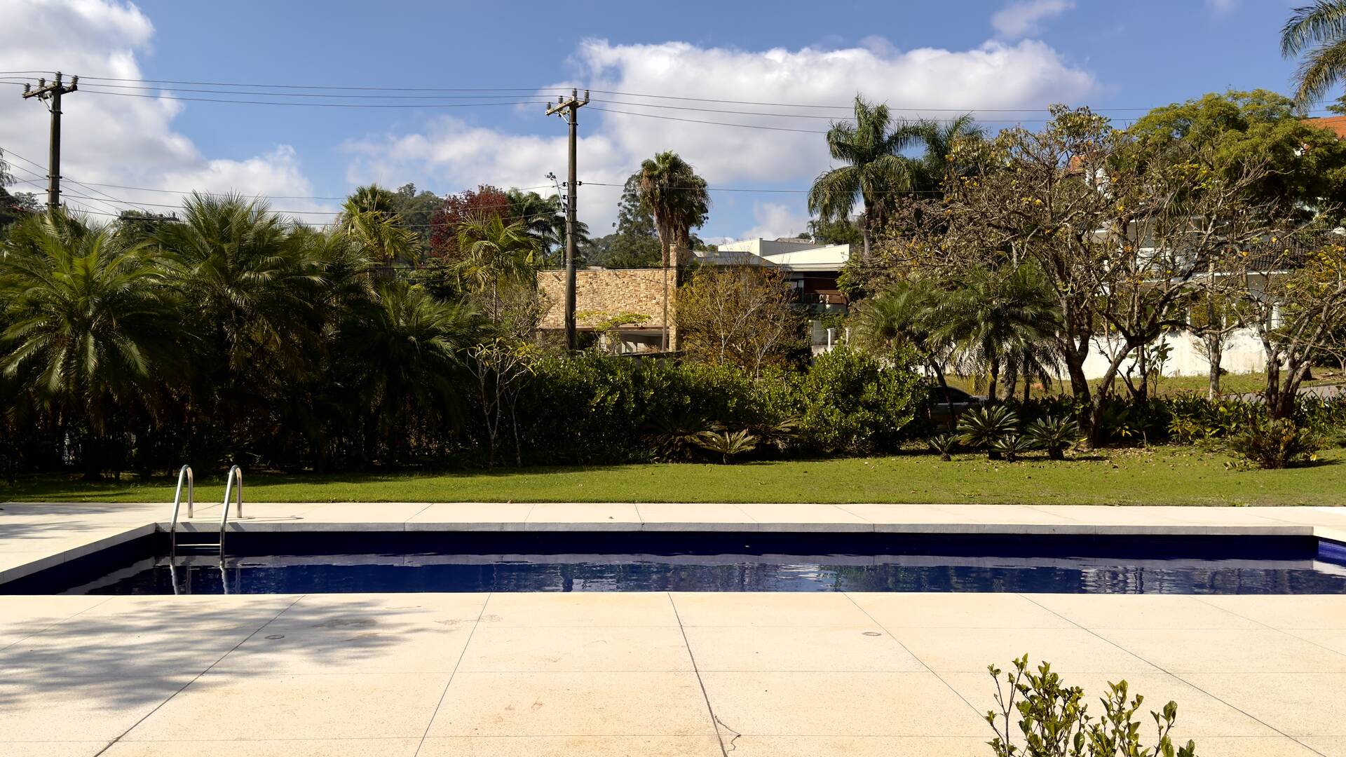 Residência Assinada por George Mills no Tamboré 1 com Arquitetura Autoral e 1.525 m² de Terreno
