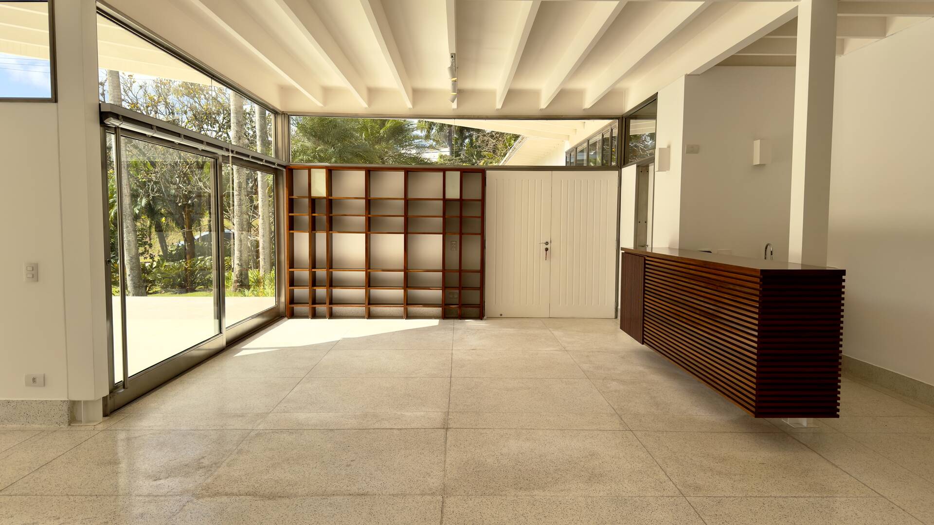 Residência Assinada por George Mills no Tamboré 1 com Arquitetura Autoral e 1.525 m² de Terreno