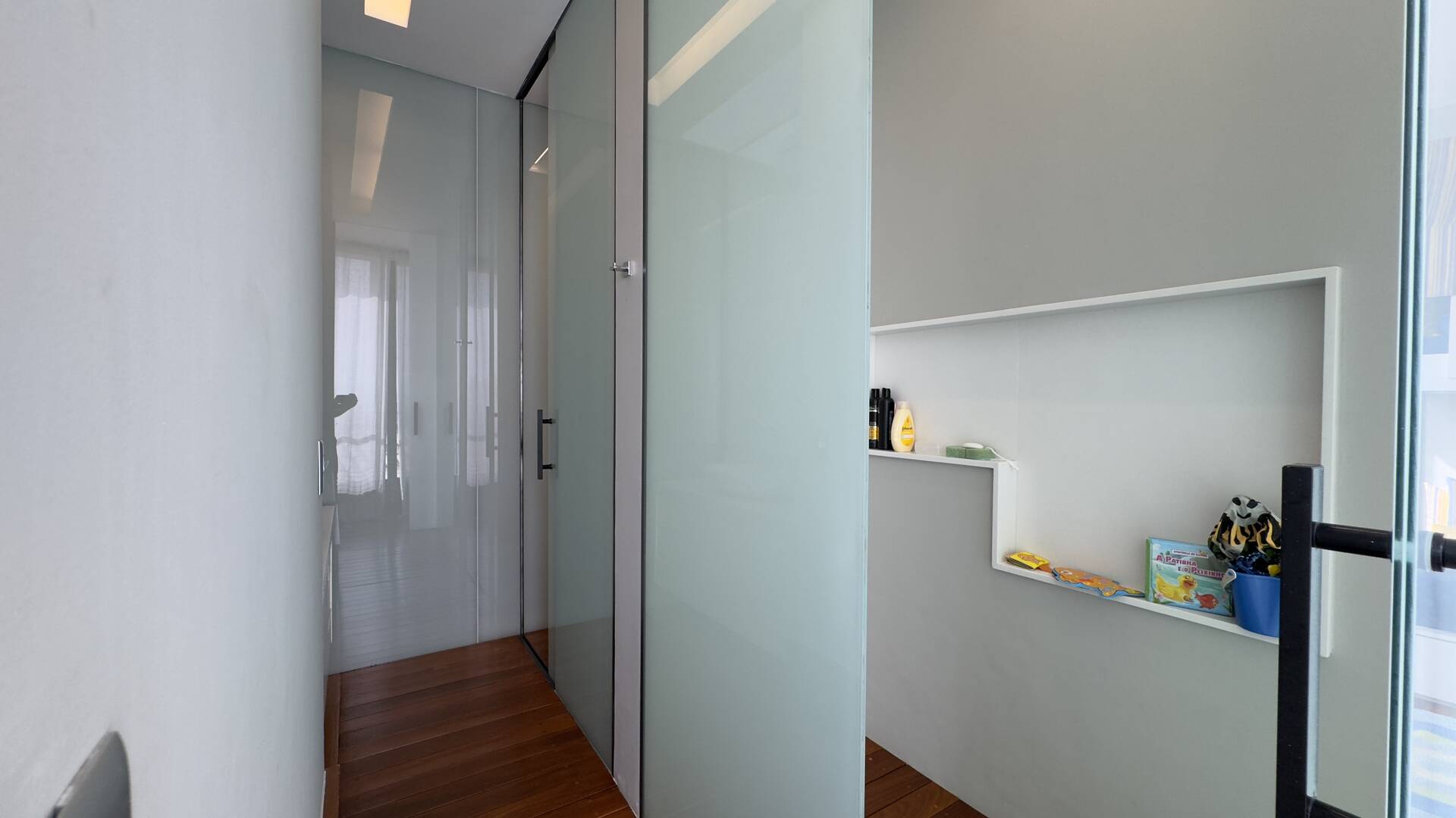 Casa Contemporânea à Venda no Alphaville Gênesis 1 com Vista Permanente para a