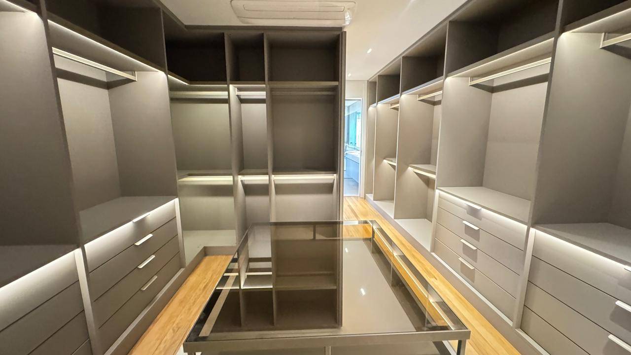 Casa à venda no Tamboré 2 com 5 suítes, duas adegas, elevador e vista permanente