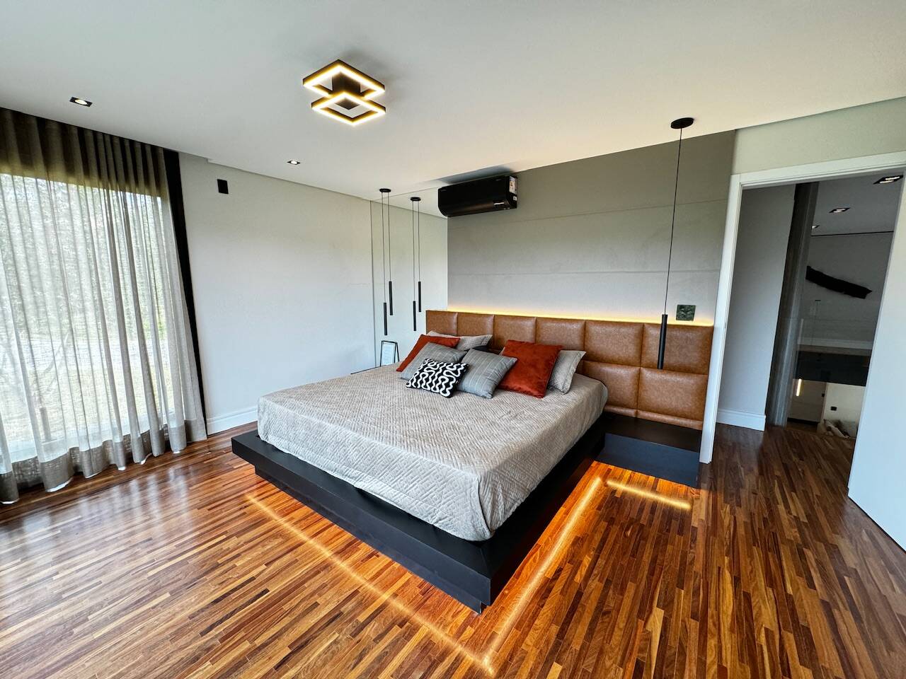 Casa Contemporânea à Venda em Alphaville com 5 Suítes, Spa e Piscina Aquecida