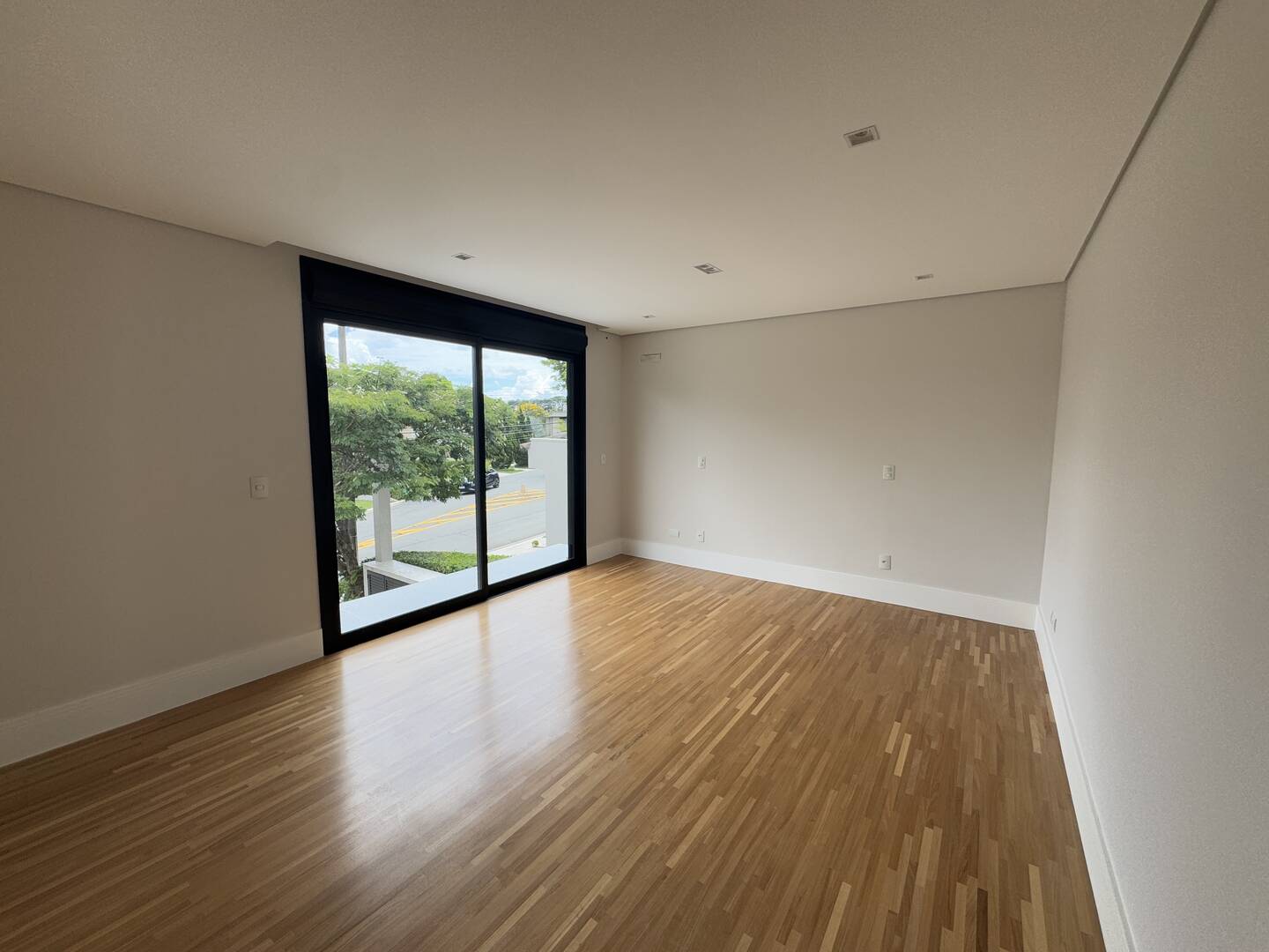 Casa à venda com 4 suítes, piscina com prainha e área gourmet integrada