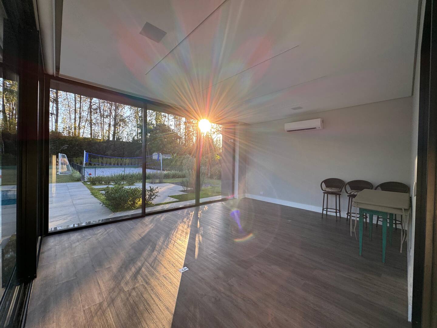 Casa com projeto de Breno Santiago e lazer completo no Haras Guancan