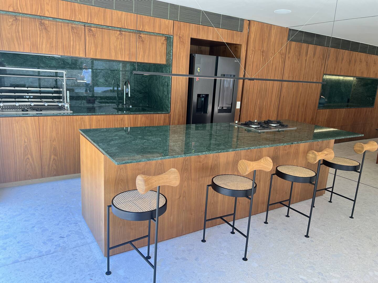 Residência autoral de David Bastos com piscina natural e design brasileiro