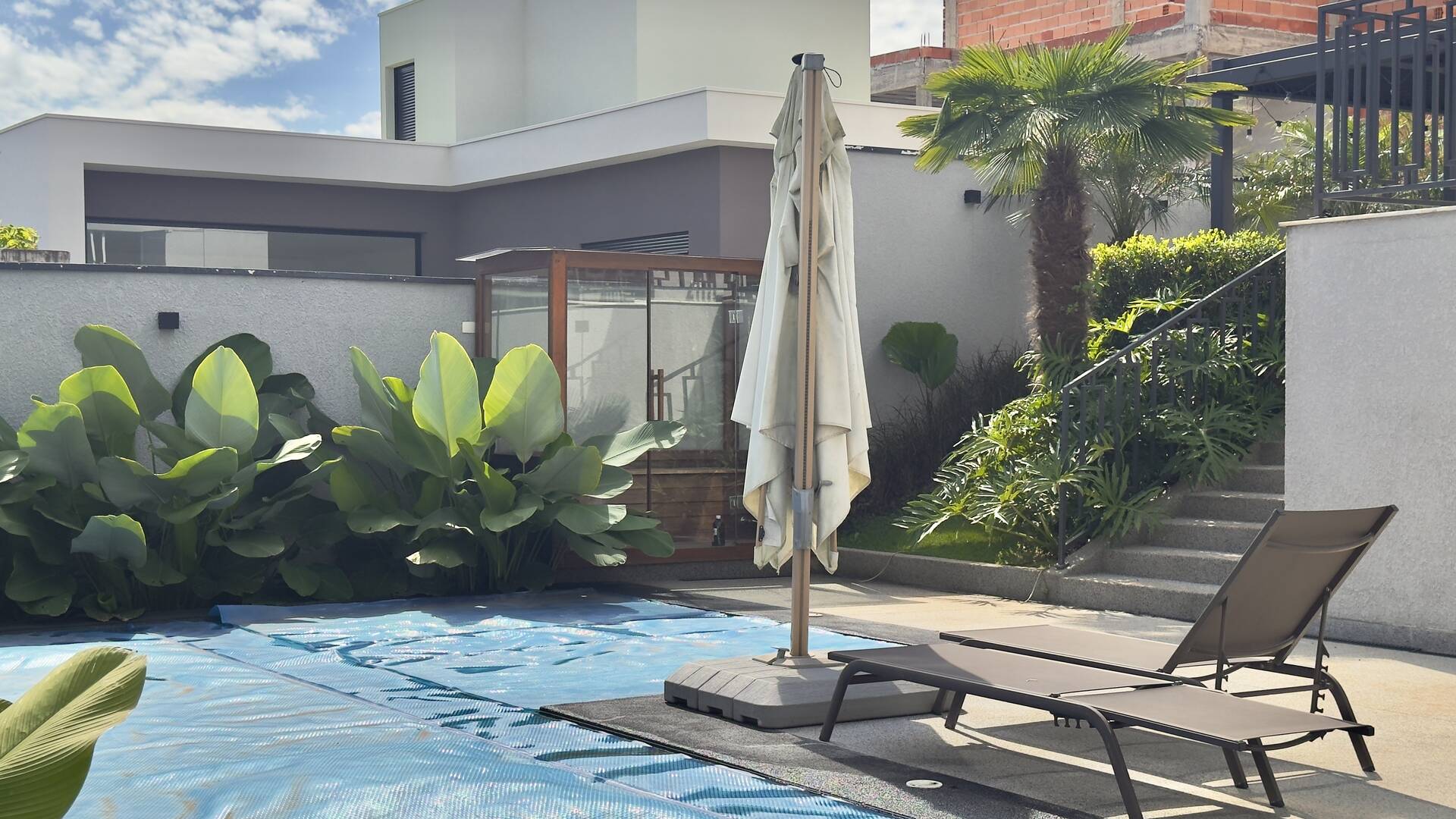 Casa Contemporânea à Venda em Alphaville com 4 Suítes, Piscina e Integração de Ambientes