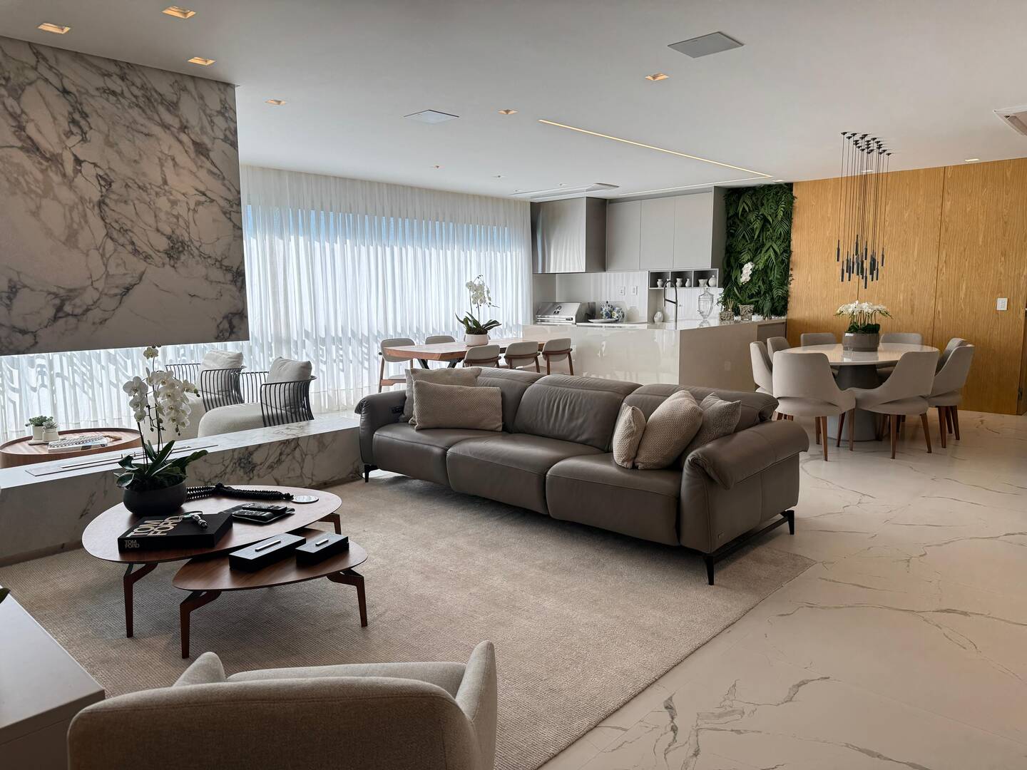 Apartamento mobiliado no ATRIA Alphaville com 3 suítes e automação completa