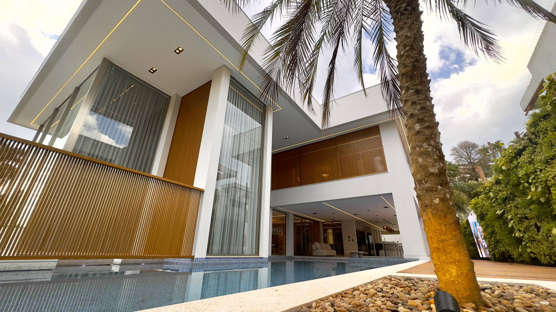 Casa de Alto Padrão à Venda no Tamboré 3 | Frente para o Lago | 5 Suítes | 870 m²