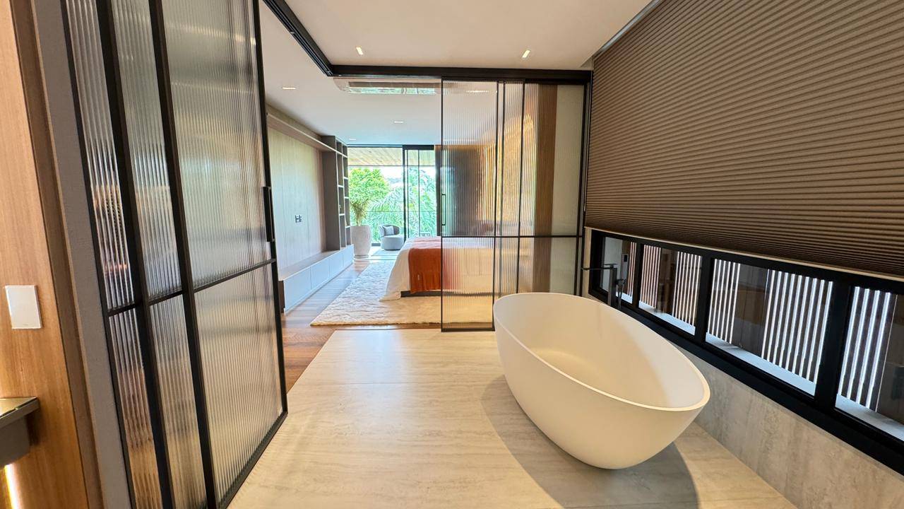 Casa à venda no Tamboré 2 com 5 suítes, duas adegas, elevador e vista permanente