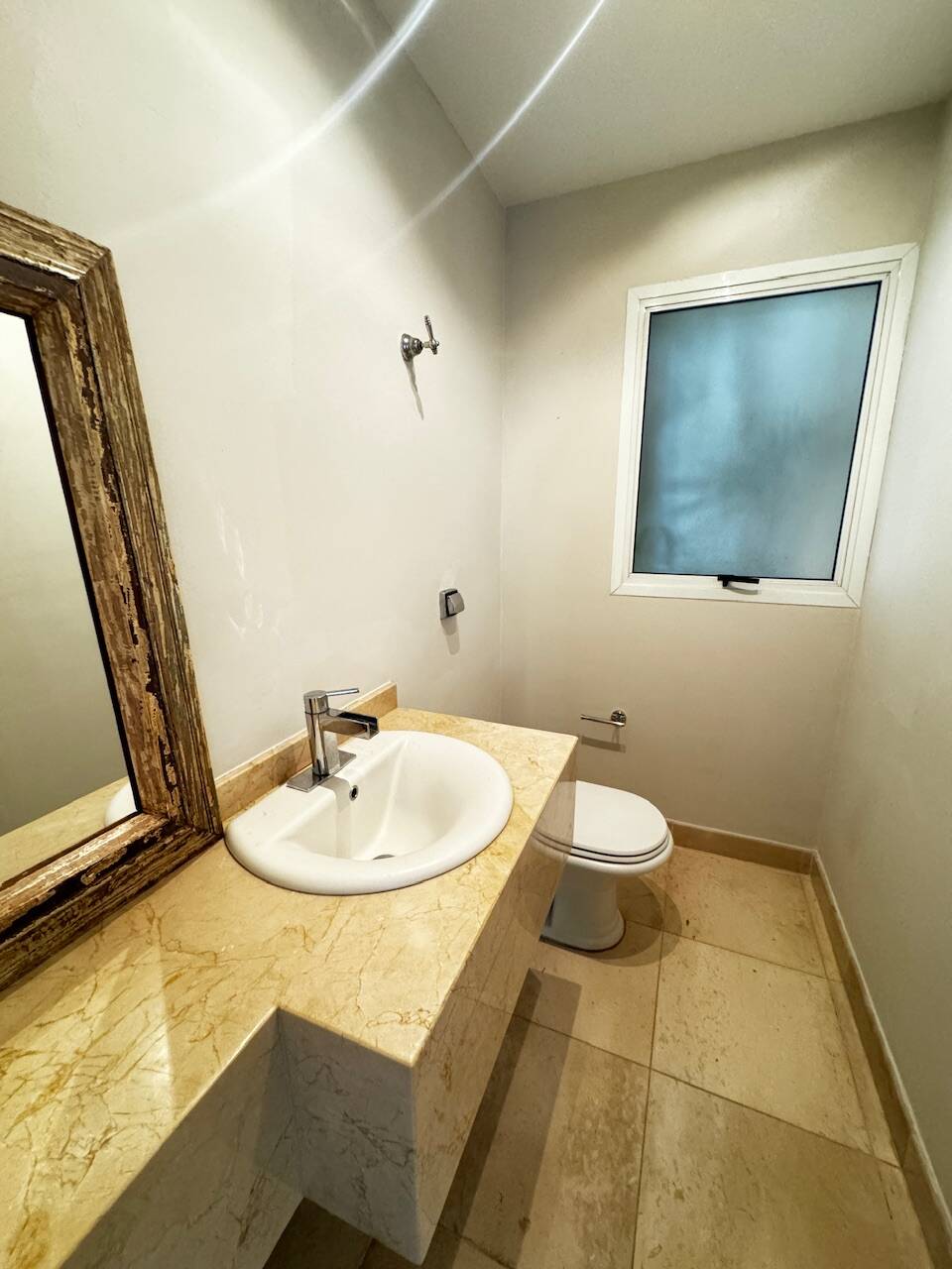 Casa de Alto Padrão Mobiliada com 4 Suítes, Quadra de Tênis Oficial e Lazer Completo em Alphaville